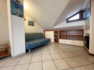 a living room with a blue couch in a room at 48 Trilocale vista mare in Bellaria-Igea Marina
