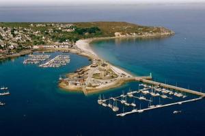 una vista aerea di un porto turistico con barche in acqua di Proche des plages, piscine extérieure a Camaret-sur-Mer