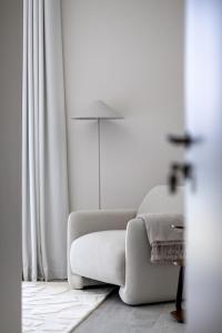 a living room with a couch and a lamp at Your Cozy Yas Island Escape in Abu Dhabi
