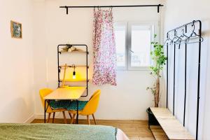 Ένα ή περισσότερα κρεβάτια σε δωμάτιο στο Une chambre chez habitant