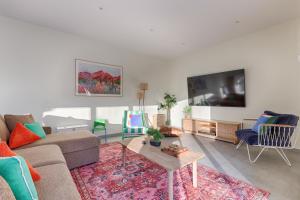 un soggiorno con un divano e una TV di Villa Nature à 10 Minutes de Disneyland Paris a Chalifert