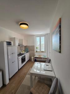 Kuchyňa alebo kuchynka v ubytovaní Ivana central apartment