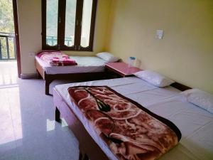 Postel nebo postele na pokoji v ubytování Devlok Tourist Complex