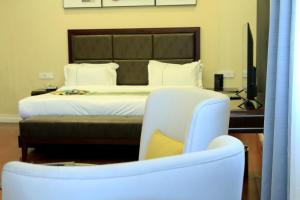 Omna Addis Hotel客房内的一张或多张床位