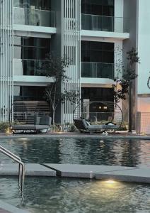 Kolam renang di atau dekat dengan The Shore Studio Partial Seaview by Clover Home A1817