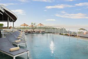 A piscina localizada em Aston Canggu Beach Resort ou nos arredores