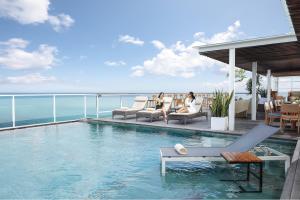 A piscina localizada em Aston Canggu Beach Resort ou nos arredores