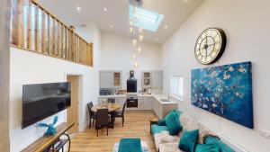 Μια τηλεόραση ή/και κέντρο ψυχαγωγίας στο Springwood Barn No2 Merlyn