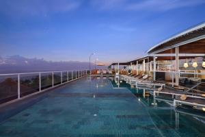 A piscina localizada em Aston Canggu Beach Resort ou nos arredores