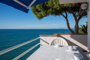 a table with coffee cups on a balcony with the ocean at AT305 Vistas directas al mar, al lado de la cala Canyadell in Altafulla
