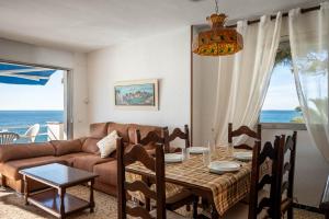 a living room with a table and a couch at AT305 Vistas directas al mar, al lado de la cala Canyadell in Altafulla