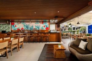 Uma área de estar em Aston Canggu Beach Resort