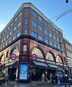 Oaspeți care stau la HOLIDAY SALE for the whole of December-The Wanderlust - 1 Bedroom Apartment l Sleeps 4 with Sofa Bed l Prime Location plus Free WiFi l Perfect for Business & Leisure Travelers l 15percent Off Weekly & 20percent Off Monthly Stays!