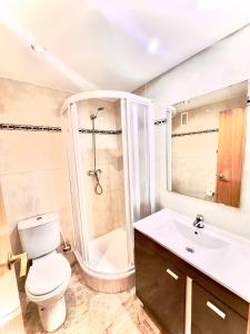 ein Badezimmer mit Toilette, Dusche und Waschbecken in der Unterkunft Ventura Park B 4 in Salou