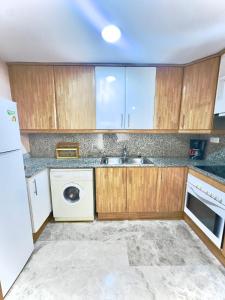 eine Küche mit Spüle und Geschirrspüler in der Unterkunft Ventura Park B 4 in Salou