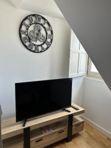 TV a/nebo společenská místnost v ubytování Le Pomerol apartment + 1 fotografie