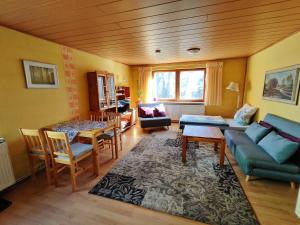 a living room with a couch and a table at Ferien am Hegensteinbach in Fürstenberg