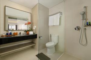 Um banheiro em Aston Canggu Beach Resort