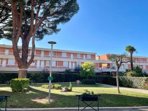 En have udenfor Very nice apartment in residence with pool