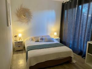 En eller flere senge i et værelse på Very nice apartment in residence with pool + 12 billeder