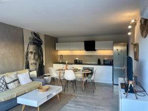 Køkken eller tekøkken på Very nice apartment in residence with pool