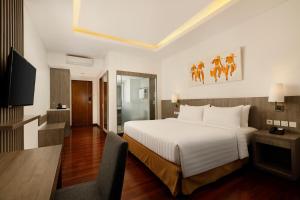 Uma TV ou centro de entretenimento em Aston Canggu Beach Resort