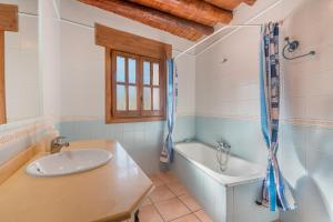 ein Badezimmer mit Waschbecken und Badewanne in der Unterkunft Casa Rural Cortijo Plantio Castril in Castril + 29 Fotos
