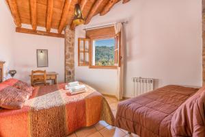 ein Schlafzimmer mit zwei Betten und einem Fenster in der Unterkunft Casa Rural Cortijo Plantio Castril in Castril