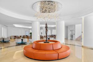 un siège circulaire orange au milieu d'un hall dans l'établissement Albatros Makadi Resort - 24 HRS All Inclusive, à Hurghada