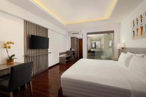 Uma TV ou centro de entretenimento em Aston Canggu Beach Resort