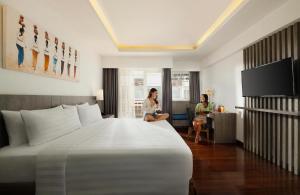 Uma TV ou centro de entretenimento em Aston Canggu Beach Resort