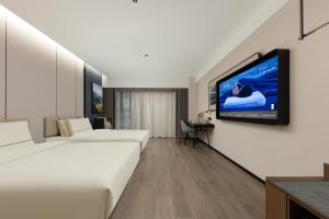 Televiisor ja/või meelelahutuskeskus majutusasutuses Atour Hotel Wuxi East Station South Square