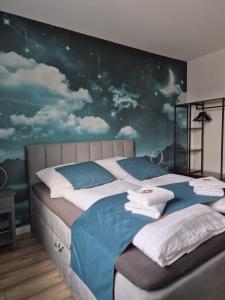 Ένα ή περισσότερα κρεβάτια σε δωμάτιο στο Luxsuite Still und Komfort 2 Balkon Elektrogrill Tischfussball TV-75 Zoll