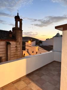 einen Blick vom Dach eines Gebäudes mit einem Uhrturm in der Unterkunft La Casita de San Benito in Cazalla de la Sierra