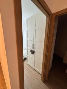 eine Tür in ein Zimmer mit einem weißen Schrank in der Unterkunft La Casita de San Benito in Cazalla de la Sierra + 14 Fotos