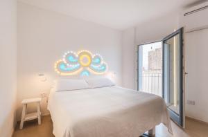 Un dormitorio con una cama grande y una ventana grande. en Sea View Romantic Apartments Al Vecchio Porto, en Monopoli