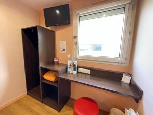 Kuchyň nebo kuchyňský kout v ubytování Brit Hotel St-Quentin/Nord