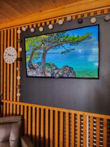 Μια τηλεόραση ή/και κέντρο ψυχαγωγίας στο Mobile Home Villa Dea