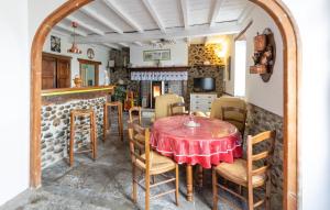 une cuisine et une salle à manger avec une table et des chaises dans l'établissement Amazing Home In Saint-Pé-De-Léren, à Saint-Pé-de-Léren