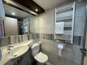 Koupelna v ubytování Brit Hotel St-Quentin/Nord