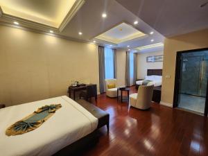 亚的斯亚贝巴Omna Addis Hotel的配有床和书桌的酒店房间