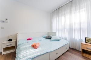 une chambre avec un lit avec deux serviettes dessus dans l'établissement Flex SelfCheckIns 98 - Zagreb - 2 Bedrooms - Parking - Loggia, à Velika Mlaka 23 autres photos