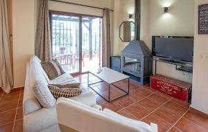 ein Wohnzimmer mit einer Couch, einem Fernseher und einem Tisch in der Unterkunft Casa Rural Suite La Algara in El Ronquillo