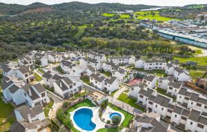 eine Luftansicht eines Wohnviertels mit weißen Häusern in der Unterkunft Casa Rural Suite La Algara in El Ronquillo