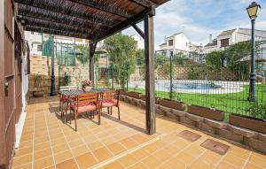 eine Terrasse mit Tisch und Stühlen und einem Pool in der Unterkunft Casa Rural Suite La Algara in El Ronquillo