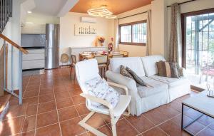 ein Wohnzimmer mit Couch und Küche in der Unterkunft Casa Rural Suite La Algara in El Ronquillo