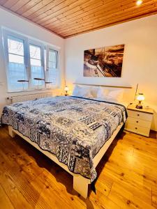 una camera da letto con un letto e un quadro sul muro di Ferienwohnung Veras Kate a Greetsiel