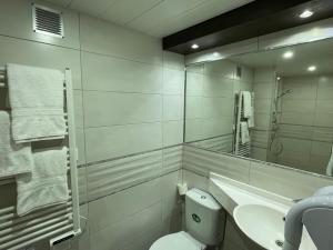 Koupelna v ubytování Brit Hotel St-Quentin/Nord