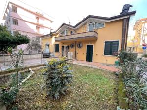 Το κτήριο όπου στεγάζεται  η παραθεριστική κατοικία