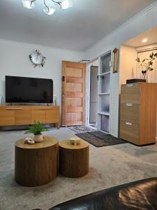 TV a/nebo společenská místnost v ubytování Bluetongue Hideout
